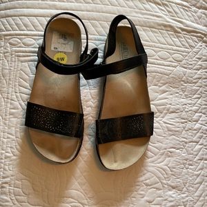 Size 9 wide sandals